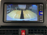 バックモニターで、後方確認しながら安心して駐車することができます。車庫入れが苦手な方にも安心です。※カメラが映し出す範囲は限られています。必ず車両周辺の安全を直接確認してください