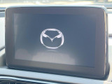 【マツダコネクト】車内の雰囲気にマッチした一体型タイプのディスプレイ。各種車輌設定やBluetooth再生等、様々な機能が楽しめます。専用SDカードのご購入で、ナビ機能も使用出来ます。