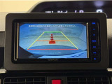 バックモニター付きです。車の後方に小型カメラが付いており、バックする際の後方の様子をモニター上に表示します。