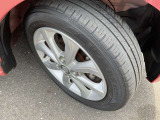 純正14インチのアルミホイールを装着しています