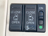 【両側パワースライドドア】スマートキーや運転席のスイッチで後席両側スライドドアの開閉が可能♪電動だから力を入れてドアを開ける必要が無く、小さなお子様でも簡単に開け閉めでき快適です♪