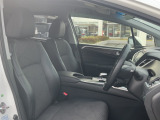扱いやすい5ナンバーサイズでありながら、広々としたキャビンを実現。前席には、運転席と助手席をそれぞれ独立した空間に仕切るハイデッキセンターコンソールを採用。