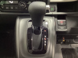 CVT車のセレクトレバーです。低速から高速まで、変速ショックのないスムーズな走りと、エンジン効率のよい領域を維持して燃費にも貢献します。サイドブレーキはスイッチ操作の電子制御パーキングブレーキです。