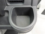 カップホルダーは運転席や助手席からちょうど手の届く位置です!!