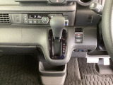 足元スッキリ、インパネシフトです。パーキングブレーキは電子制御パーキングブレーキタイプなので、運転席と助手席の間がスッキリしています。