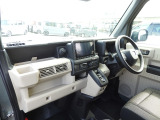 ★助手席周辺★ダッシュボードには豊富な収納BOXがありいつもすっきりとした車内!ほしい場所にちょうど良い収納を備えています。大きなフロントガラスによって見晴らしも良く快適な座り心地となっております