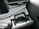 運転席で使用できる収納式ドリンクホルダーです。