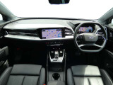 先進テクノロジーと機能性、デザインが見事に調和するAudi のインテリア。運転席と助手席を取り囲むラップアラウンドデザインによって開放的なゆとりを感じさせてくれます。
