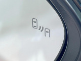 【ブラインドスポットモニター】走行中、ドアミラーの死角になりやすい箇所に後続車が接近するとサイドミラーのレンズに警告を表示!ドライバーに注意喚起をしてくれます。