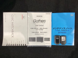 スマートキーは鍵をバッグに入れたままでもドアロックの開閉やエンジンのON・OFFができます。夜間や雨の日も鍵を探さなくて良いので便利です。
