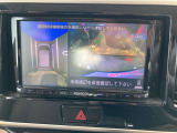 【アラウンドビューモニター】クルマを上から見下ろした視点で、駐車をサポートしてくれます。モニターでしっかりと安全確認。