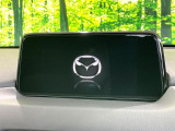 【マツダコネクトナビ】車内の雰囲気にマッチした一体型タイプのナビ。各種車輌設定やBluetooth再生等、様々な機能が楽しめます。直感的なダイヤル操作が可能で、使い勝手も良好です。