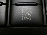 「レーンディパーチャーアラート」セットスイッチ。車線または走路からの逸脱の可能性を警告すると共に、車線または走路からの逸脱を避けるためのハンドル操作の一部を支援する機能です。