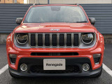 Jeepの象徴7スロットグリルがインパクトあります。