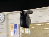後方にもドライブレコーダーのカメラが付いています。前後両方でお車の周りを監視・記録いたします。