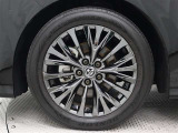 19インチアルミホイール(ブラックスパッタリング塗装)を装着しています。タイヤサイズ225/55R19