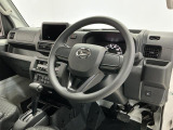 【インパネ】運転のしやすさを最優先に設計された見晴らしの良いフロントビュー。車両間隔が掴みやすく狭い道でも安心♪「安全」と「品質」を最優先に、安心してお乗りいただけるクルマを提供いたします。