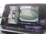 自車を真上から見下ろすように映し出すので周囲の状況が分かるアラウンドビューモニター搭載。フロントカメラとしても使用できます。車庫入れなど苦手な人の頼りになる助っ人です。