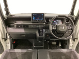 車内は光触媒抗菌消臭施工済です。スタイリッシュなデザインで暖かみのあるインパネ周りを演出します。グローブボックスやカップホルダーのほかにトレーなどたくさんの収納スペースが装備されています。
