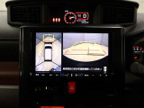 パノラミックビューモニター付きです。車両を上から見たような映像をディスプレイオーディオ画面に表示。運転席からの目視だけでは見にくい、車両周辺の状況をリアルタイムでしっかり確認できます。