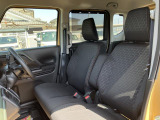 フロントシートはベンチシートです。インパネシフトで足元は広々。運転席と助手席はウォークスルーできます。