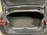荷室も日常のお買い物には困らない広さが確保されております 後席を分割で倒すこともできますよ