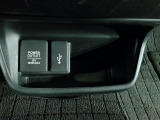 12V電源ソケットを設置しております。周辺機器の充電にご利用頂けます。便利なUSBジャックも付いています。