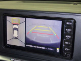 パノラミックビューモニターを装備。駐車場や交差点でクルマを真上から見るように周囲を確認できます。機能の詳細は販売店スタッフまでおたずねください。