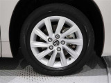 タイヤサイズは(205/60R16)で純正アルミホイールです。