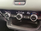 車内環境を自動でコントロールするフルオートエアコン。長距離ドライブも快適です。