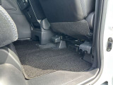 4WD車により後部席足元にもエアコン吹き出しついております