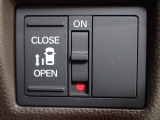 運転席からもスライドドアをボタン操作でスピーディーに開閉できます!またスマートキーでも操作できるので便利です。