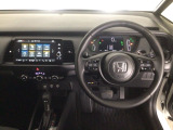 【ハンドル】運転にかかわる様々な操作を安全に行えるように視点移動が少なく操作性に配慮されたスイッチ類が凝縮されたコックピットです。
