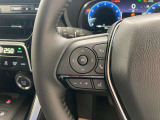 運転中、オーディオの操作をしてて、ハッとしたことはありませんか?ステアリングスイッチは、運転中でもハンドルでオーディオの操作が可能です。安全なドライブをサポートします。