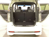 開口部も広く荷物の積み下ろしもしやすいお車となっております。シートを前方にスライドさせれば、さらに荷室を広げられます。また、床下にも収納スペースがあります。