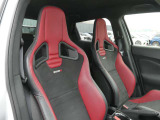 ニスモRS専用RECARO(レカロ)製スポーツシートです。