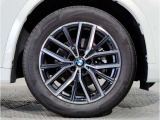BMWの純正アロイホイールは軽量かつ強度にも優れているホイールで走行性能を引き上げる設計になっております。足元にもBMWは妥協がなくこだわっている個所になります。