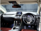 デザインもよく、居心地のよい運転席ですね。分かりやすいスイッチ類ですから操作もしやすく運転をサポートします。