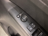 狭い駐車場で便利な電動格納ドアミラーが付いています。