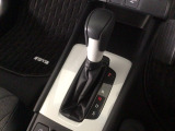オートマチックシフトレバーは、手になじみ操作しやすい形状で安全運転にもつながります♪
