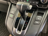 CVT車のセレクトレバーです。低速から高速まで、変速ショックのないスムーズな走りと、エンジン効率のよい領域を維持して燃費にも貢献します。