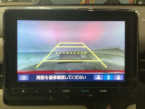 【バックカメラ】運転が苦手な方も車庫入れラクラクです!ギアをリバースに入れれば自動的に切り換わりますので、面倒な操作は不要です♪狭い駐車場もお車を傷つけず安心ですね!