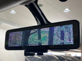【インテリジェントルームミラー】後席の大きな荷物や同乗者で後方が確認しづらい時でも安心!カメラが撮影した車両後方の映像をルームミラー内に表示。クリアな視界で状況の確認が可能です!