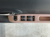 運転席のスイッチで全てのウィンドウの開閉操作を行うことができます。ロックボタンをONにしておくと、運転席以外のウィンドウは作動しないのでお子様を乗せているときなども安心ですね♪