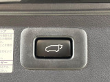 【パワーバックドア】スマートキーや運転席のボタンを押すだけでリアゲートが自動で開閉します!荷物を持っている時や、高い位置にあるバックドアを閉める際に便利な機能です♪
