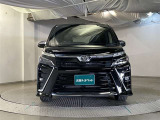 お車購入のポイントとなるフロントマスクです!シャープな目つきが印象的なデザインのヘッドランプです。
