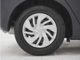 ◆純正ホイール装着車◆シンプルなデザインのホイールキャップ付きです。