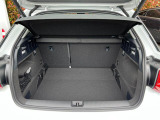 奥行きがあり、十分な広さを持つラゲッジスペースです。リアシートは分割可倒式ですので、大きな荷物を積載する事も可能です。