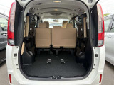 3列目を跳ね上げると広々とした荷室になります!!大きなものもバッチリ入りますよ!!