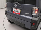 コーナーセンサーついてます。四隅のセンサーで、障害物に近づくと、ブザーとメーター内表示でお知らせ。死角をサポート。